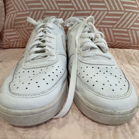 White, gently used Nike Air Force 1 tennis shoe. - Picture 2 of 6